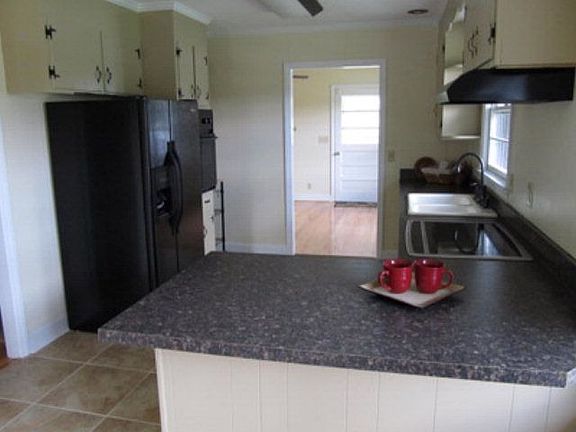 3rd image of 1033 E Oak Hill Dr