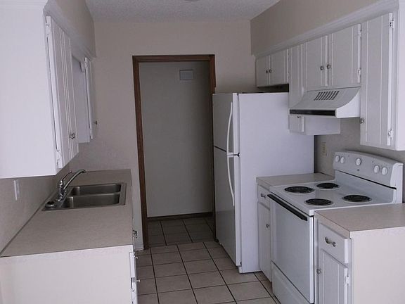 5th image of 923 E Moore Ave