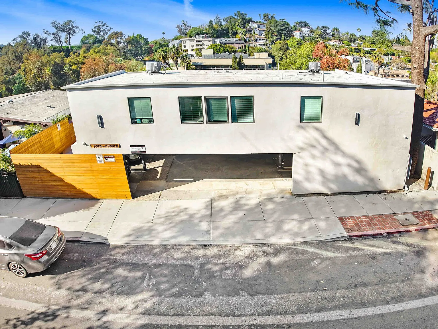 Hollywood Hills, tree lined street, perfect Mid-Century Modern homes — Photo 3