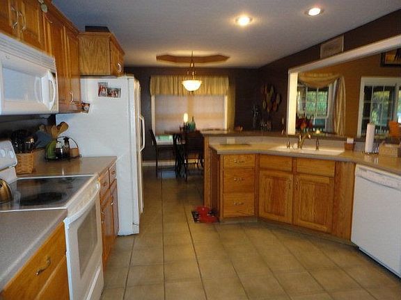 3rd image of 2605 Lakewood Rd