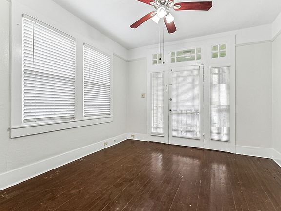 3rd image of 3206 Banks St