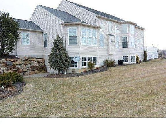 2nd image of 2 Saint Andrews Dr