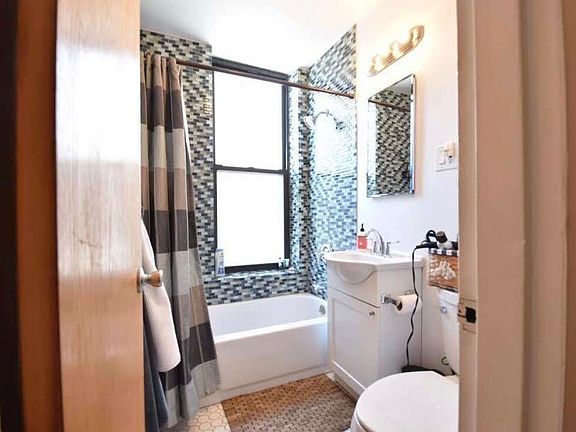 4th image of 75 W 71st St #B
