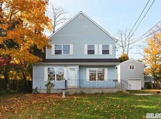 834 Milligan Ln, West Islip, NY 11795