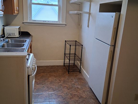 4th image of 685 Cottage St #3