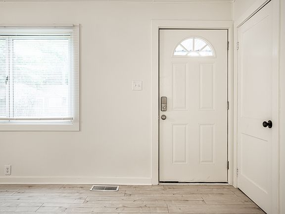 4th image of 3332 Wallace Ave