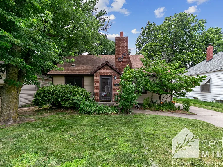 605 S Beverly Dr — Photo 1