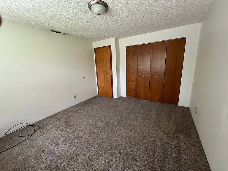 7039-1t - 2187 & 2189 NW North Hill Drive — Photo 15