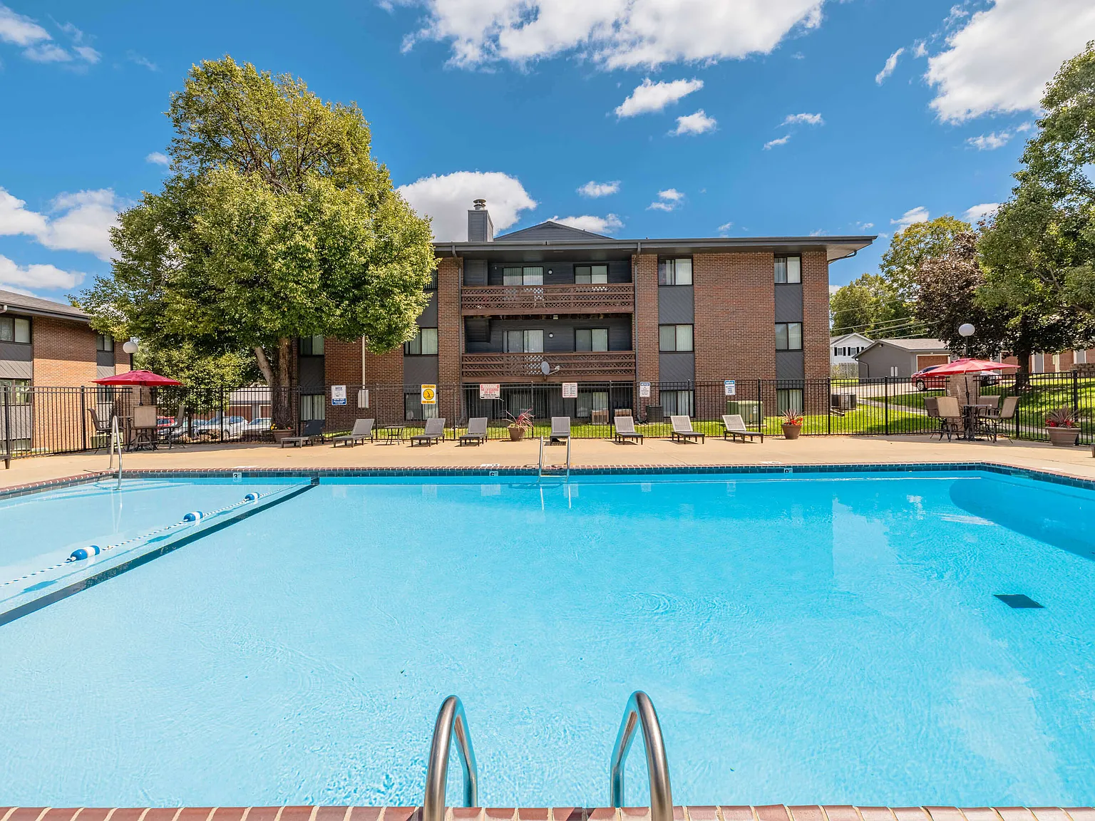 Applewood Pointe Apartments — Photo 2