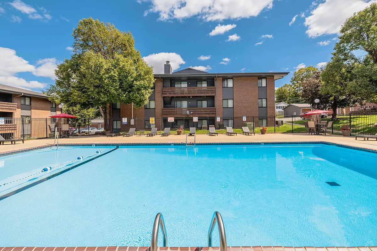Building Photo - Applewood Pointe Apartments