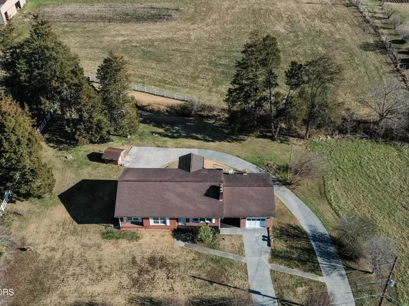 437 Pinecrest Rd, Jacksboro, TN 37757