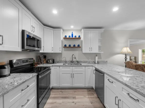 209 Summit Dr, Conroe, TX 77303