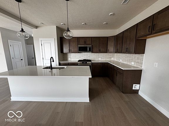 3rd image of 805 Rose Garden Way