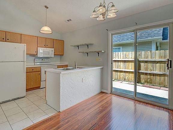 5th image of 708 Southern Charm Dr