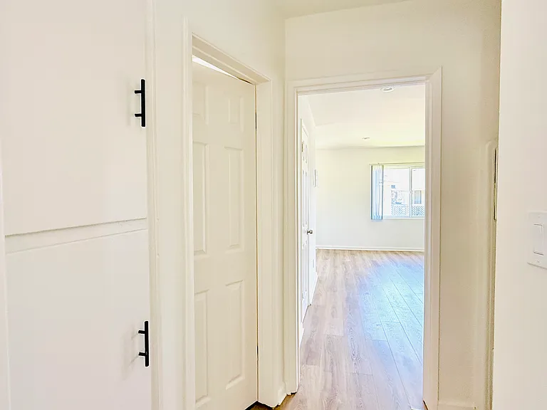 7045 Whitsett Ave #3 — Photo 17
