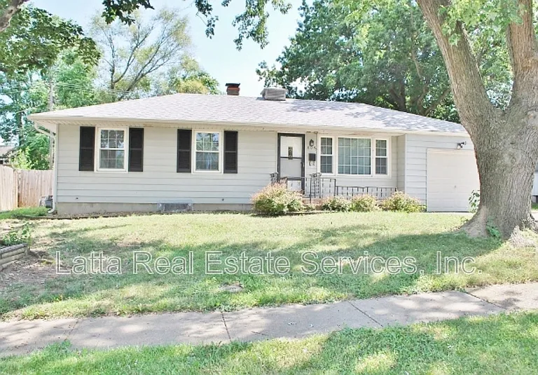 804 NW South Summit Cir — Photo 1
