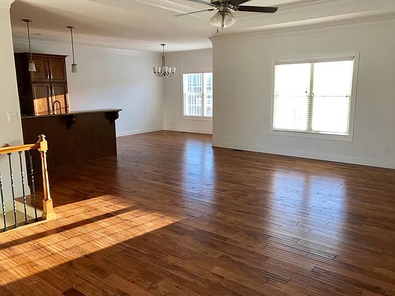 3rd image of 137 Winterfield Cir