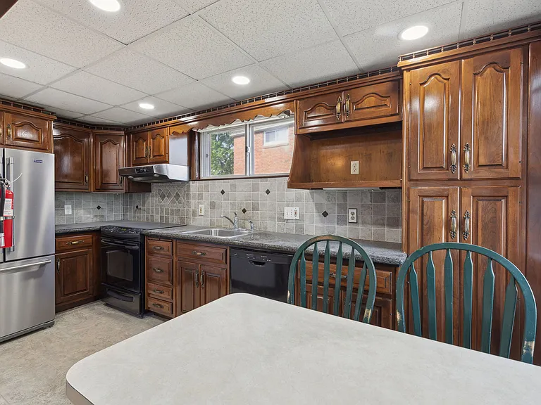 214 Westbridge Rd — Photo 7
