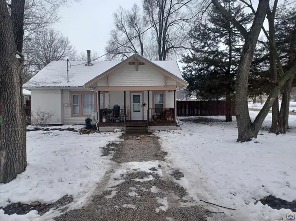 137 NW Lincoln St, Melvern, KS 66510