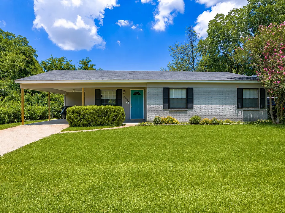 3217 Thunderbird Ln