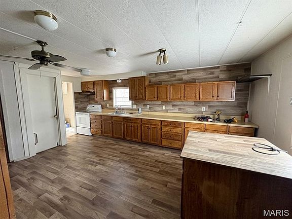 3rd image of 305 Cedar Ave