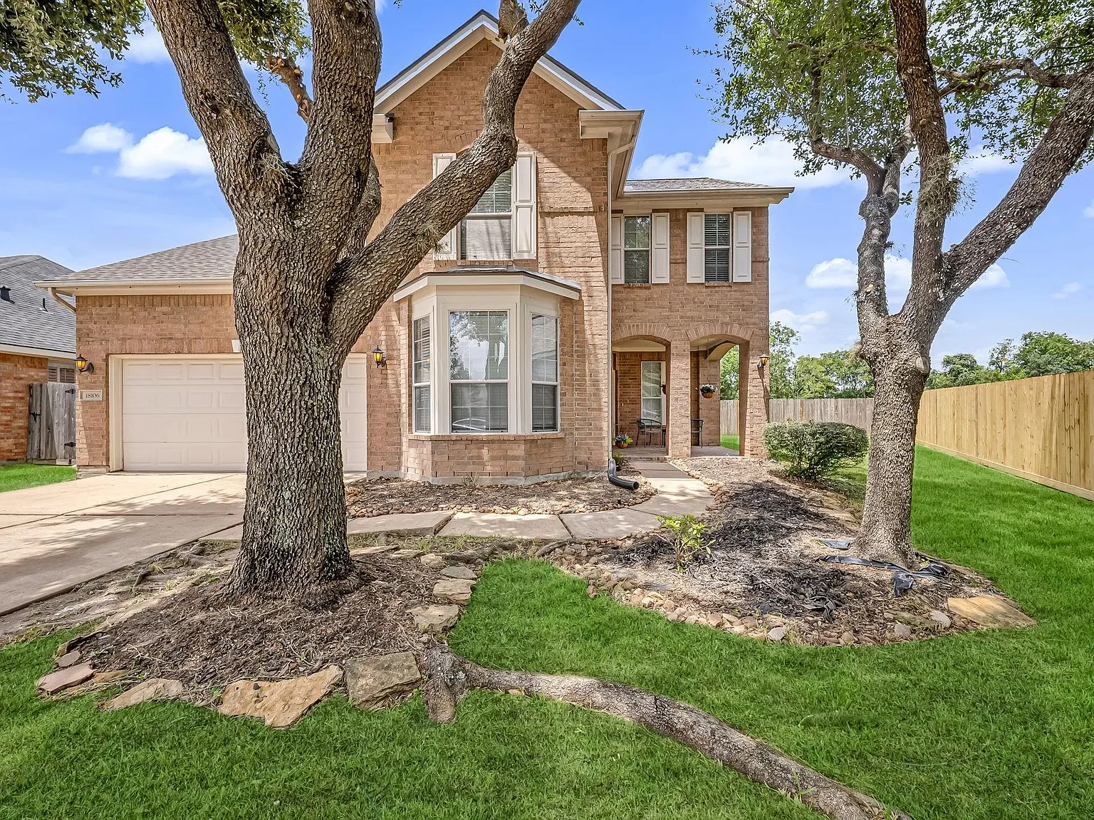 4 bed, 2.5 bath, 2540 sqft, $2,400 — Photo 1