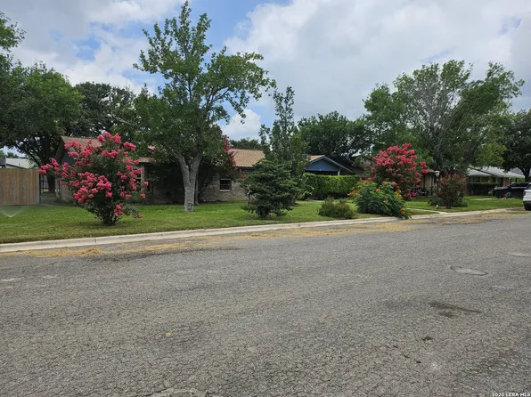 429 MOONWIND DR, Uvalde, TX 78801