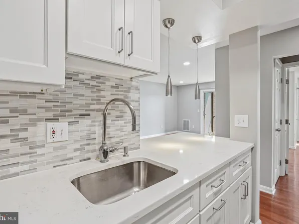 14807 Rydell Rd APT 203, Centreville, VA 20121