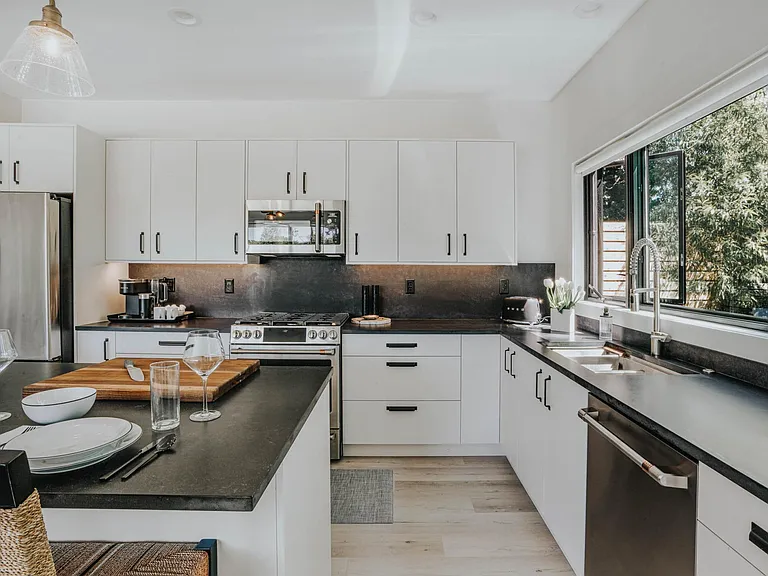 401 E Peach St — Photo 13