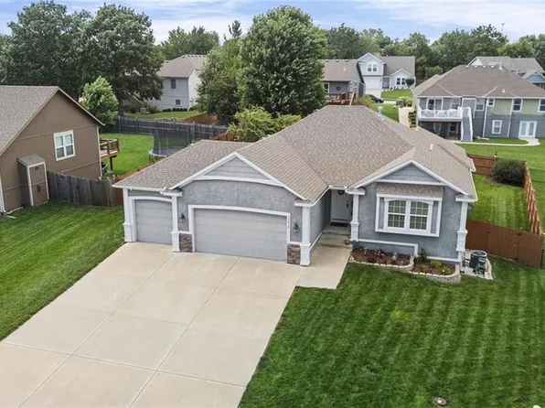 15416 Juniper Ln, Basehor, KS 66007