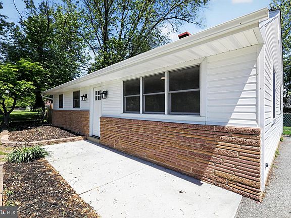 3rd image of 111 Dyer Ave