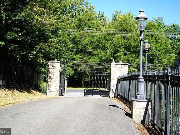 5th image of 12000 River Rd