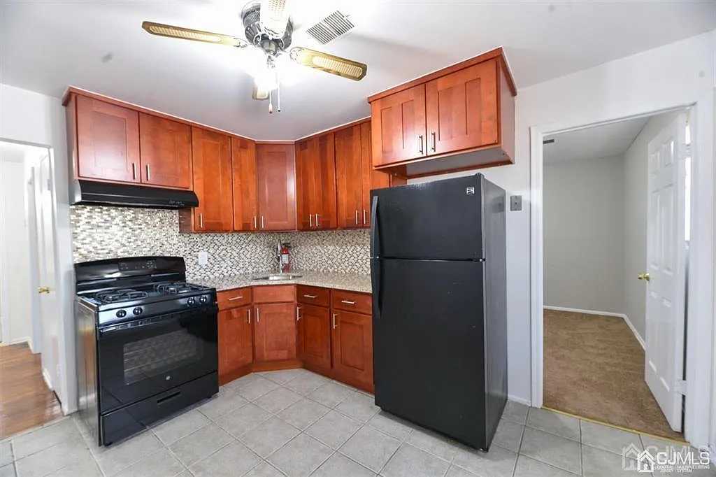 2 bed, 1.0 bath, 884 sqft, $2,100 — Photo 2