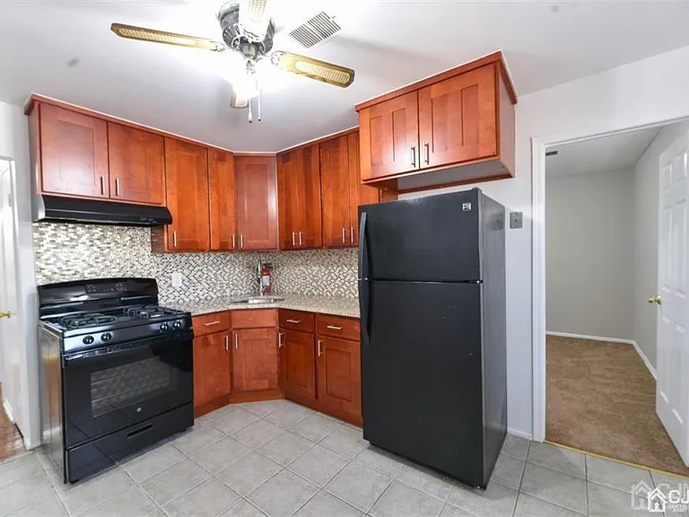 204 College Dr — Photo 2