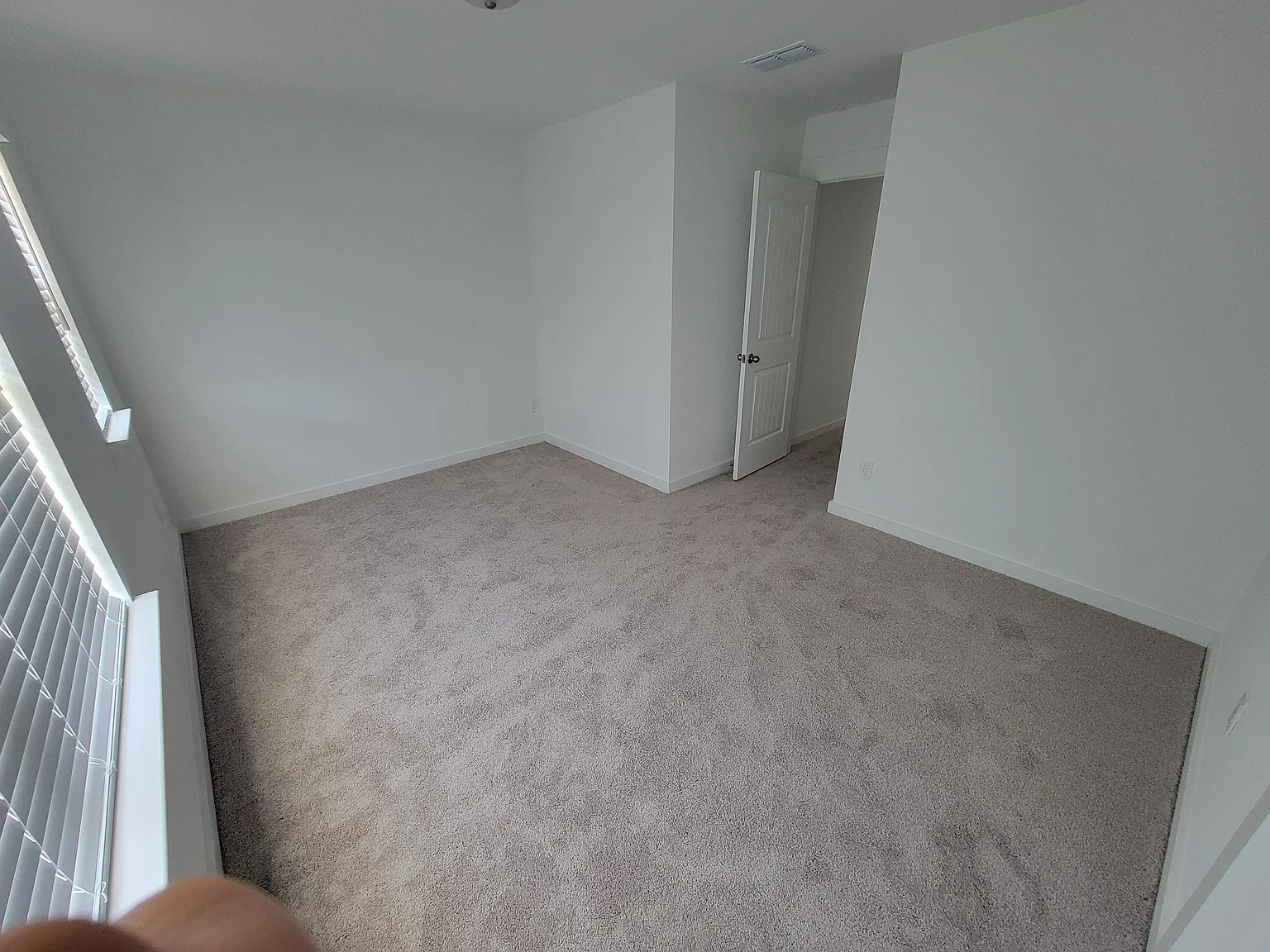 5 bed, 3040 sqft, $1,000 — Photo 3