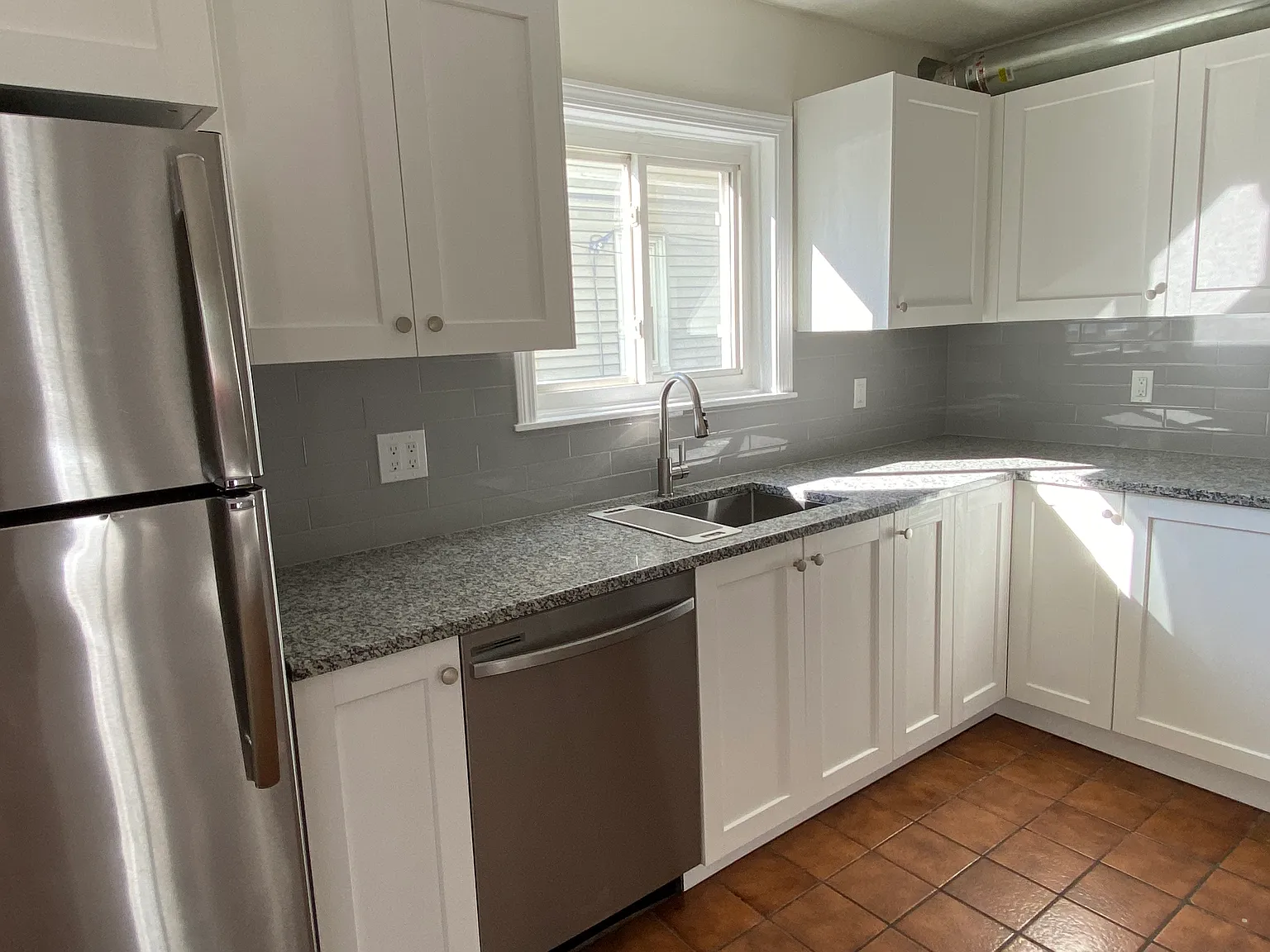 3 bed, 1.5 bath, 1300 sqft, $1,400 — Photo 1