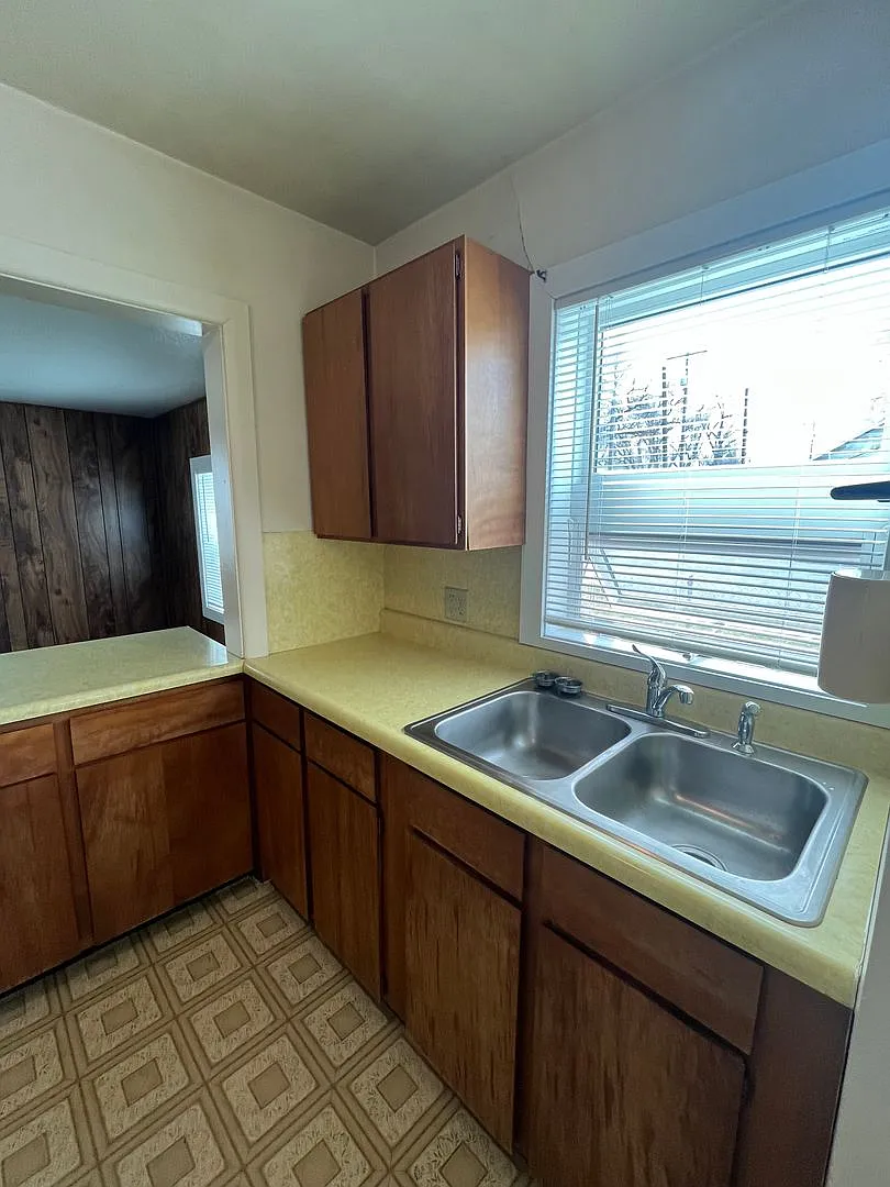 Centrally Located 1 Bedroom House — Photo 2