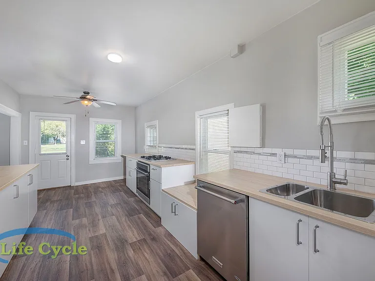 1314 Beechwood St NE — Photo 5