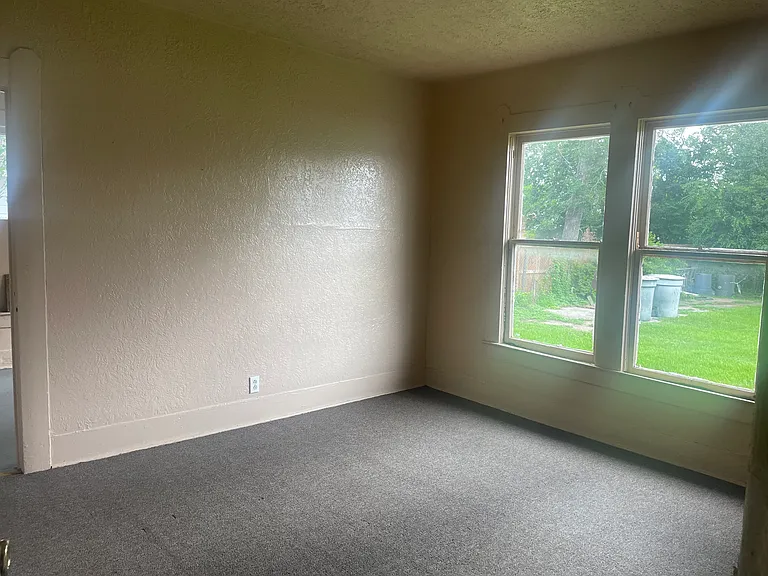 4397 Sullivan St — Photo 11