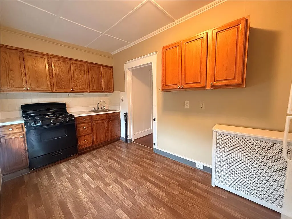 4 bed, 1.0 bath, 1166 sqft, $2,000 — Photo 4