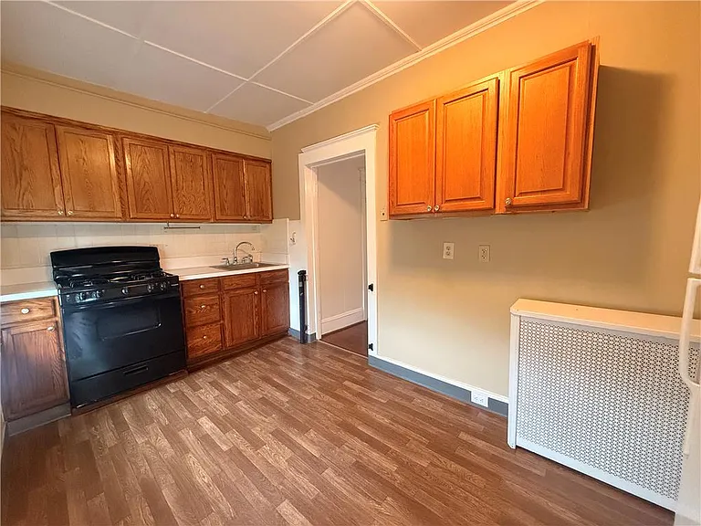 943 Center St #2 — Photo 4