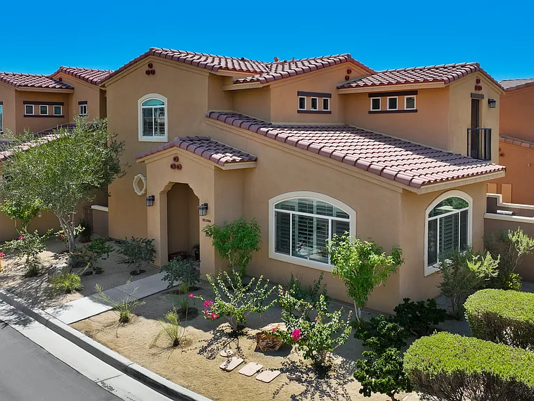 52358 Hawthorn Ct — Photo 1