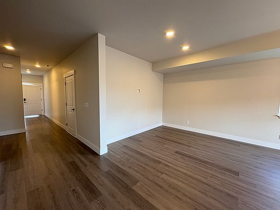 4th image of 1075 Red Apple Rd #B6