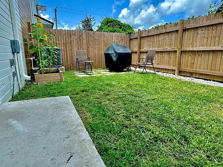 937 NW 10th St #4 — Photo 14