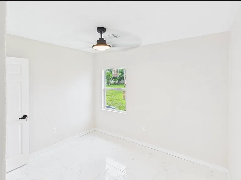300 Linkwood St — Photo 5