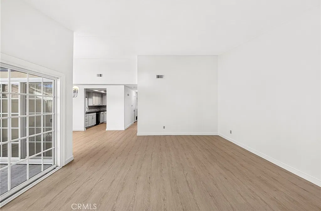 2 bed, 1070 sqft, $3,200 — Photo 4