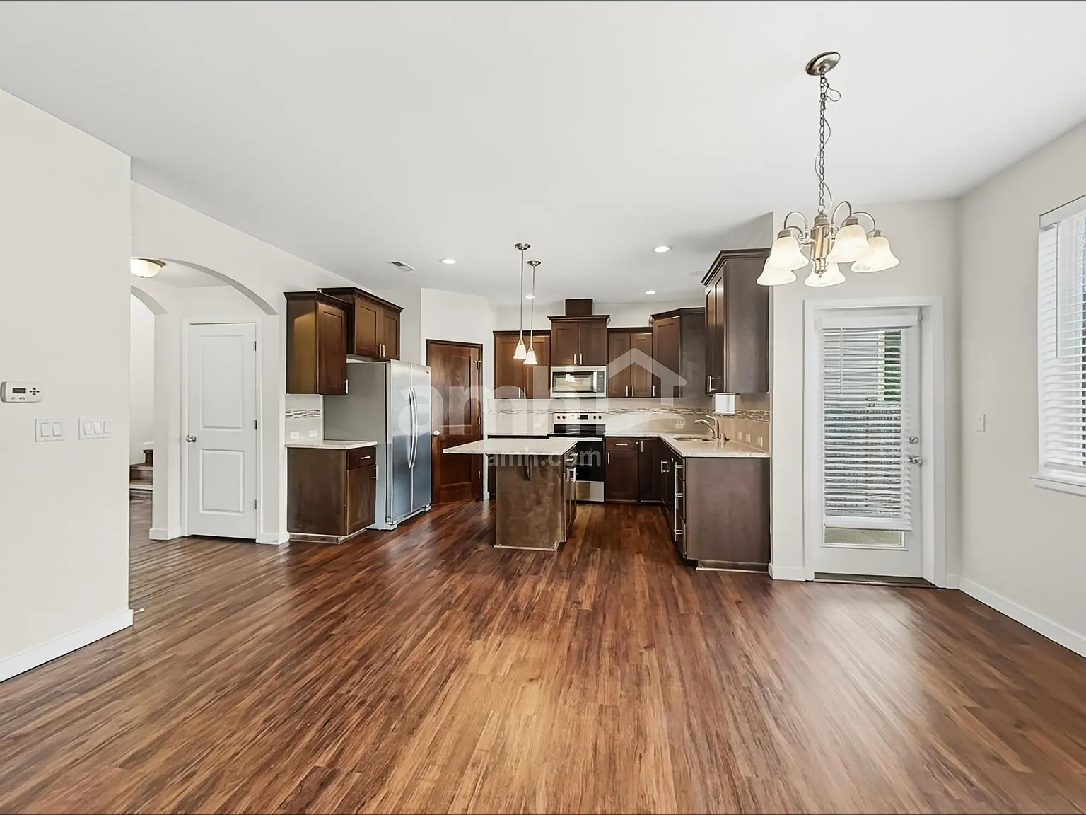 4 bed, 2.5 bath, 2198 sqft, $3,070 — Photo 4