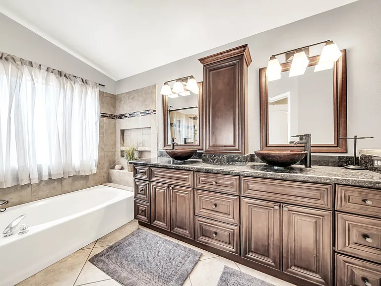 8741 W Acapulco Ln — Photo 2