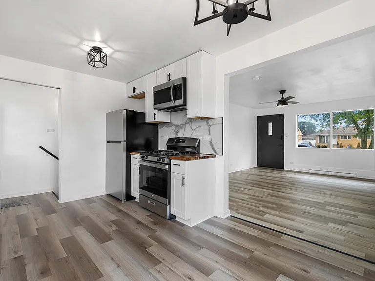 182 W 29th Pl — Photo 7
