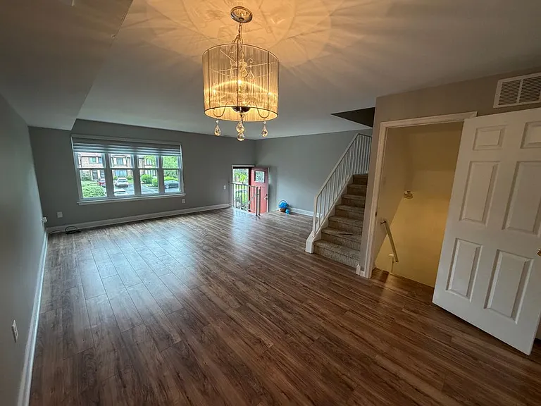 3217 Stockton Pl — Photo 2
